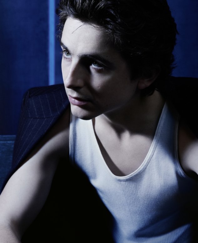 นักแสดง ทิโมธี ชาลาเมต์ (Timothée Chalamet) ผู้เป็นตัวแทนชายหนุ่มรุ่นใหม่ที่อบอุ่น ลึกลับ และน่าหลงใหล ในแบบฉบับ Bleu de Chanel L’Exclusif